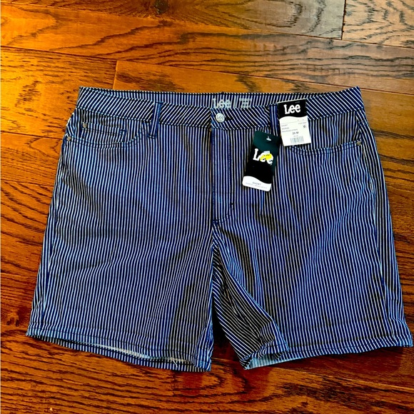 Lee women’s size 20 navy & white Striped jean Shorts NWT Classic - Picture 1 of 8